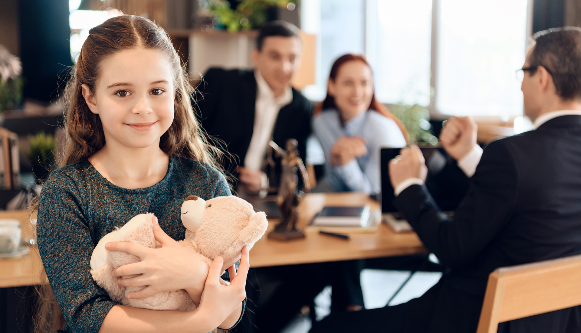Bilde av en jente som holder en bamse - Barnevernrettsadvokaten Lillestrøm - Advokat Kenneth Jøranli